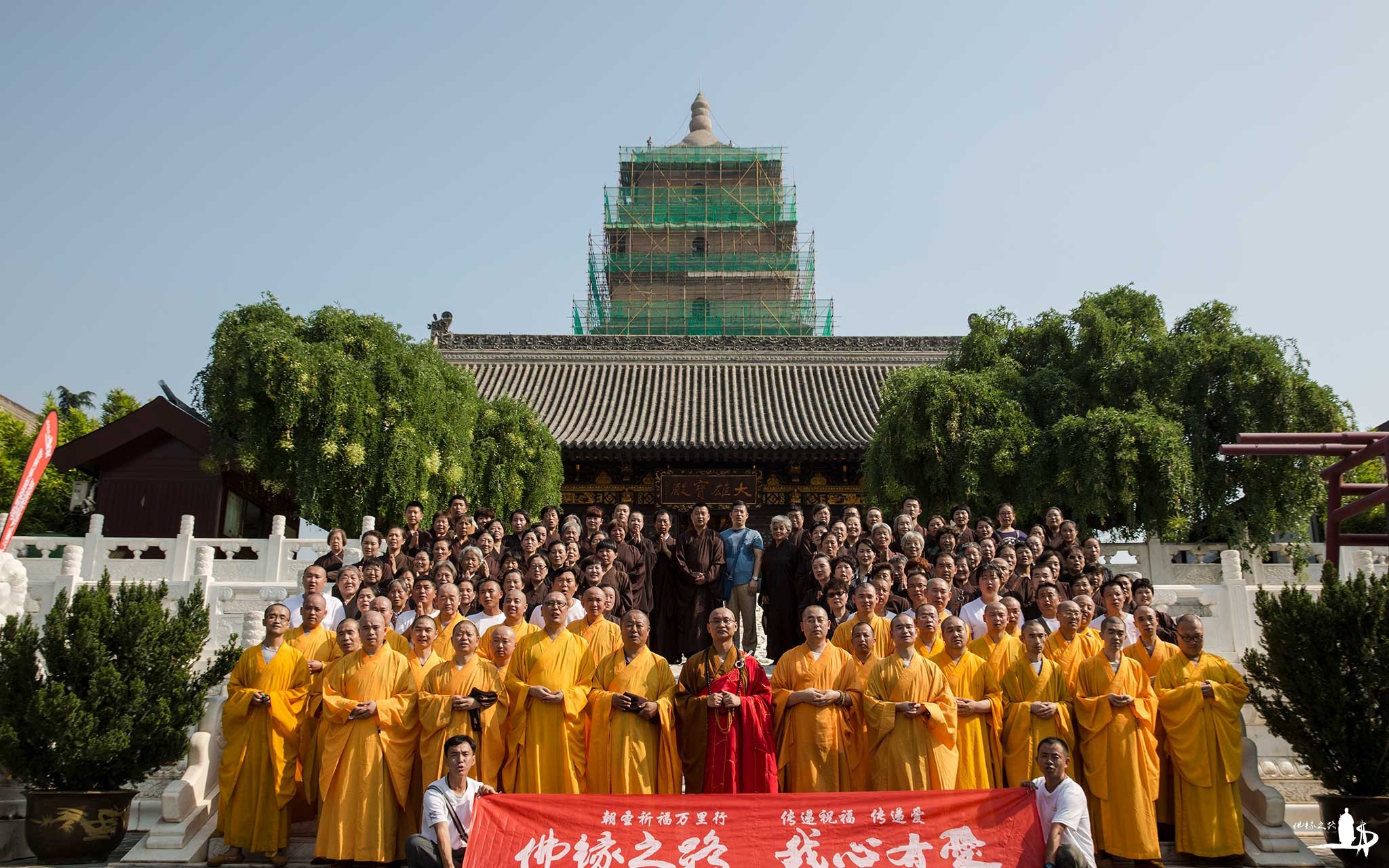 在寺内数十位法师和数百名居士的护持下,法会由大慈恩寺道宏法师主法